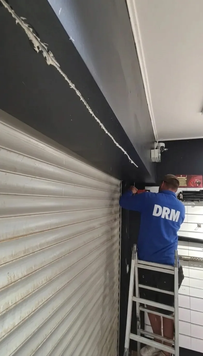 Rideau remis en service — Rideau métallique à Fontenay-sous-Bois Rideau remis en service — Rideau métallique à Fontenay-sous-Bois